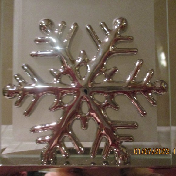 KIRKLAND TEALIGHT CANDLE HOLDER VERY PRETTY METALLIC SNOWFLAKE NEW - Picture 2 of 6